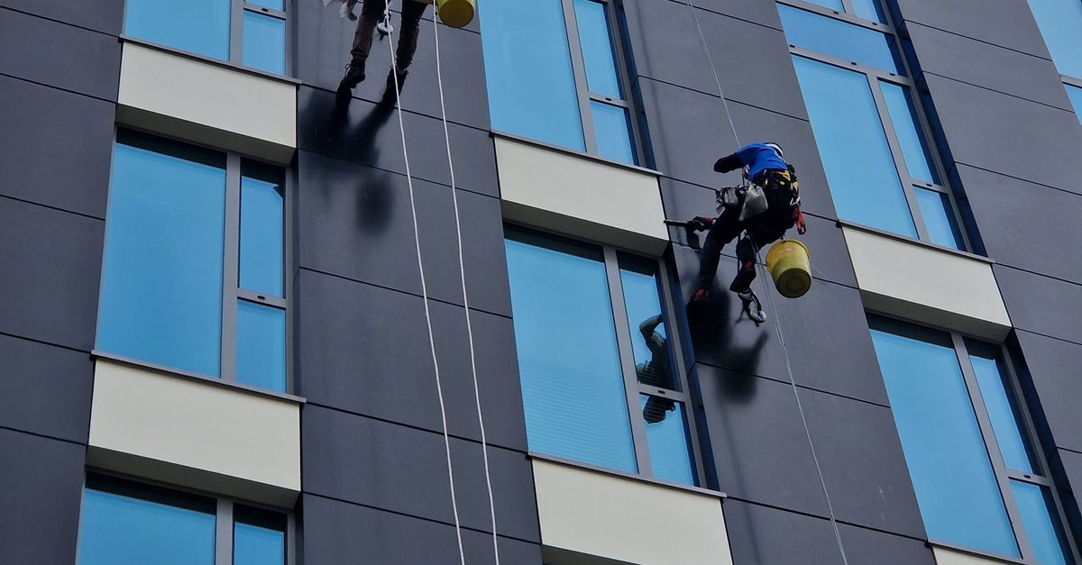 Comparing the Effectiveness of Eco-friendly Window Cleaning Methods