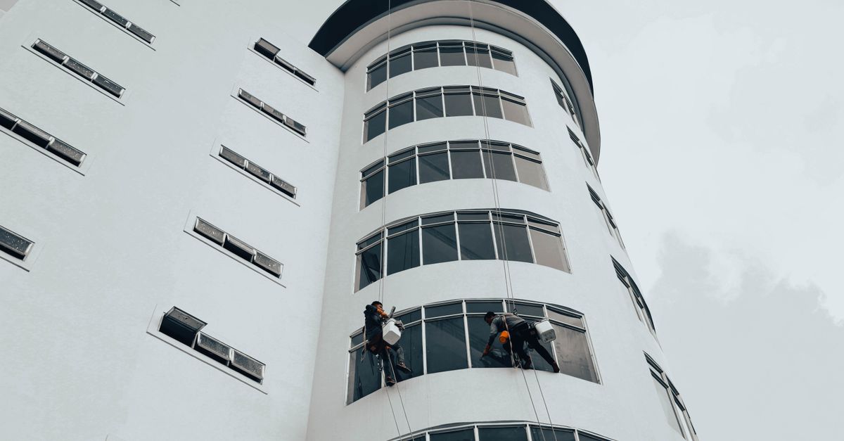 How to Choose the Right Regular Window Cleaning Service for Your Business